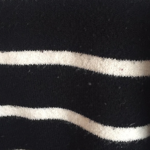 Old navy women’s sweater - Picture 3 of 6